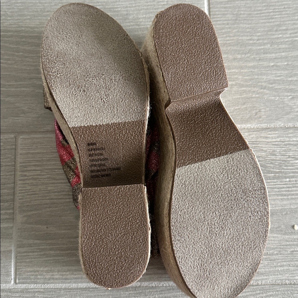 🍁Shoedazzle Pink and Green Platform Sandals - Picture 4 of 6